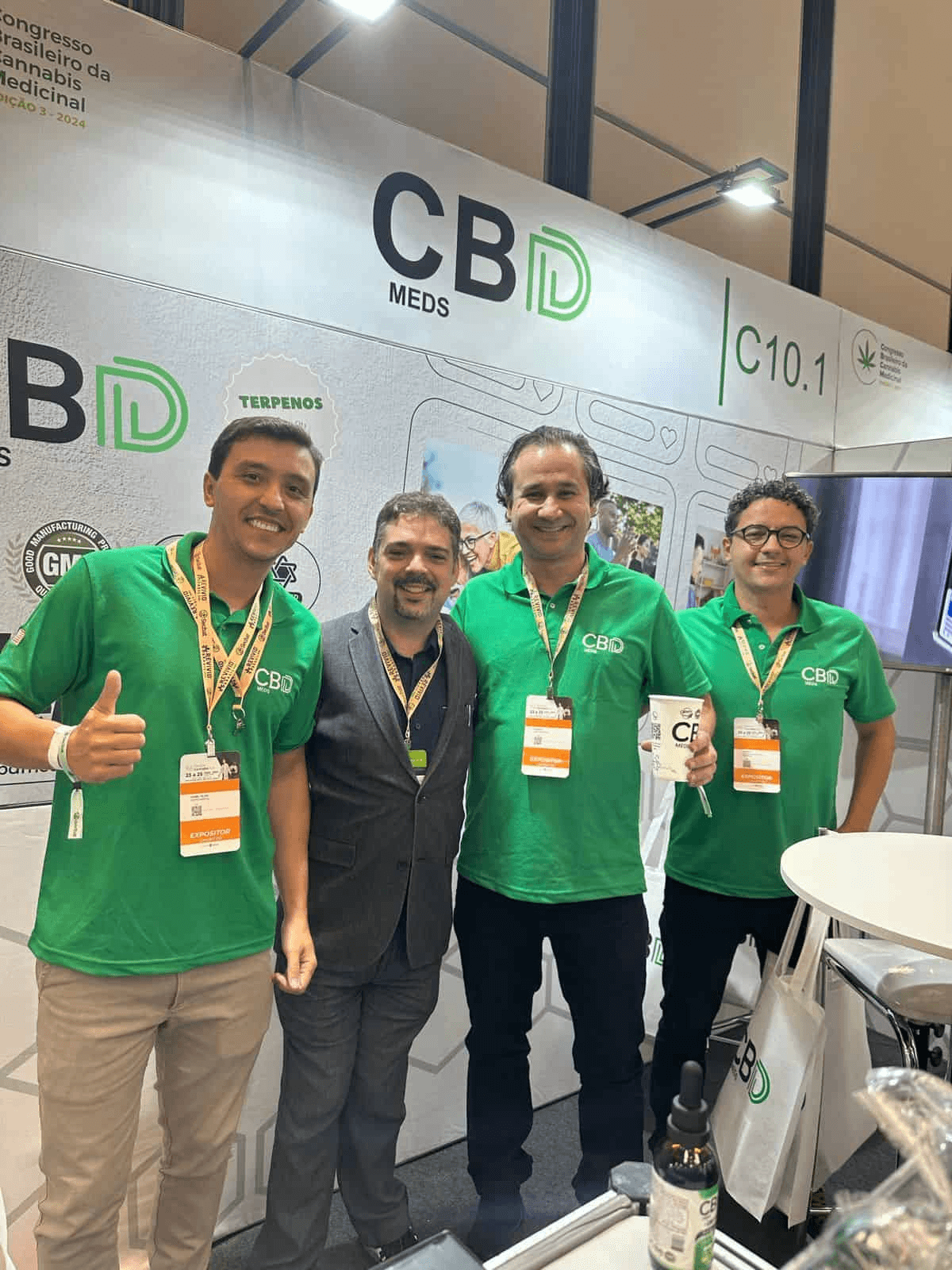 Equipe CBD Meds reunida em evento