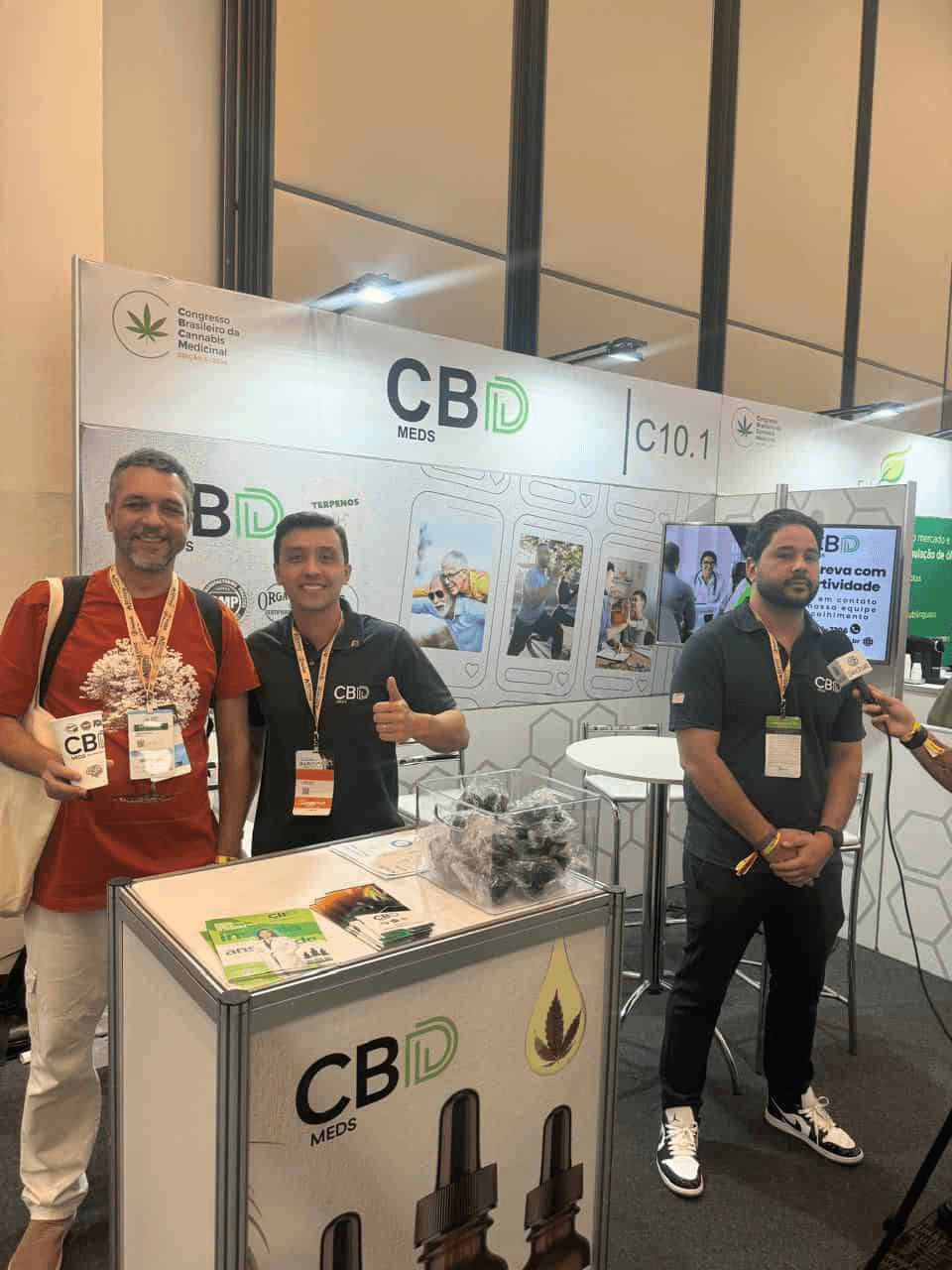 Profissionais no estande CBD Meds